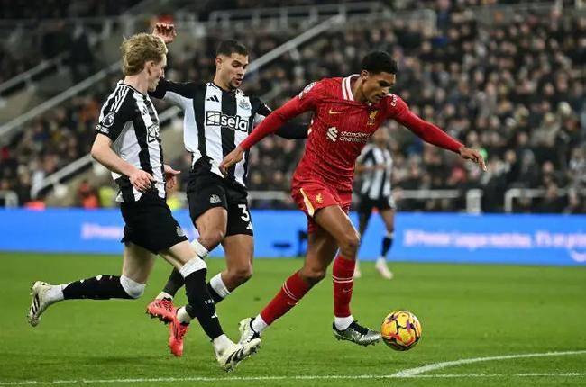 曼联力克巴黎圣日耳曼，贝尔扑点救主欧联杯的简单介绍