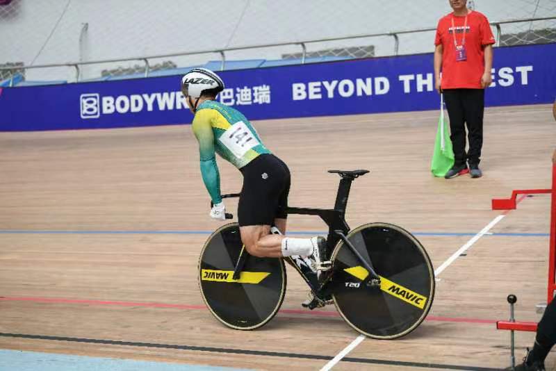 荷兰自行车选手奋勇争先，夺得冠军